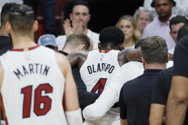 NBA季后赛：邓罗29岁生日献20分，热火121-99战胜雄鹿